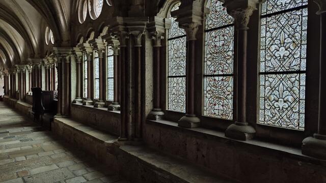 09.02.2025 Heiligengkreuz Fenster im Kreuzgang. Beeindrucken mit schlichten Farben.