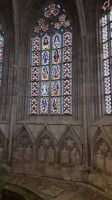 09.02.2025 Heiligenkreuz historische Fenster bei Brunnen. Erzählen über die Geschichte Österreichs
