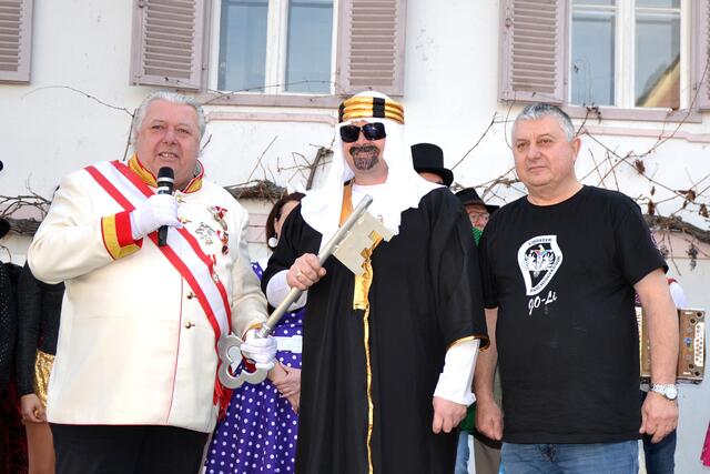 Schlüsselrückgabe von Kaiser Gerhard I und Faschingsrunde-Obmann Robert Wagnest an Bürgermeister Roman Neumann.