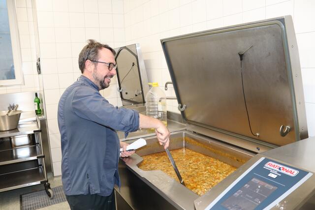 Christoph Hammerle ist der Küchenchef des Altersheims Landeck, er erzählt, dass er am Aschermittwoch 250 Liter Gemüsesuppen zubereitet (insgesamt 400 Liter Suppen).  | Foto: Elisabeth Zangerl 