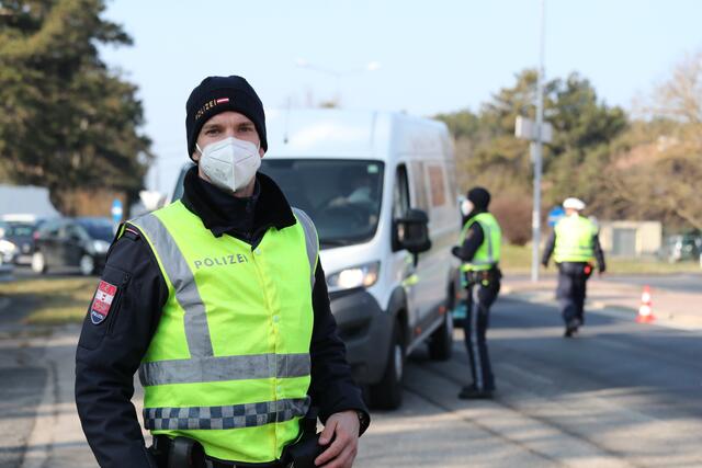 Die Polizeibeamten werden weiterhin "Planquadrate" durchführen. Aber die Corona-Ausreisekontrollen sind vorerst gefallen.
