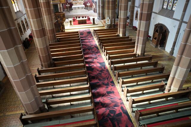 Pfarrkirche St. Nikolaus – Sissa Micheli, „Rock O’ Barocco/A Piece of Folds“ (2024) „Der 21,5 Meter lange rote Teppich von Sissa Micheli lädt alle Besucher ein und symbolisiert den Weg zu Christus, offen für alle Menschen.“ | Foto: MeinBezirk/Geineder