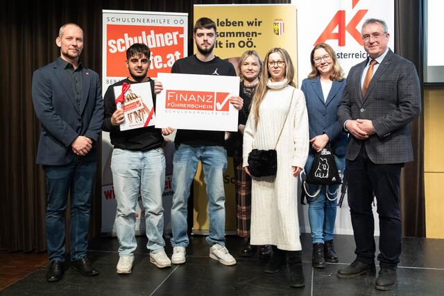 Astrid Zehetmair (in Vertretung von Landesrat Christian Dörfel), Ulrike Weiß (Leitern der Abteilung Konsumentenschutz der Arbeiterkammer OÖ), Schulqualitätsmanager Manfred Schörghuber (Bildungsdirektion OÖ) und Johannes Kletzl (Geschäftsführer der Schuldnerhilfe OÖ), sowie Absolventen des OÖ Finanzführerscheins und eine Lehrkraft. | Foto: Land OÖ/Guggenberger