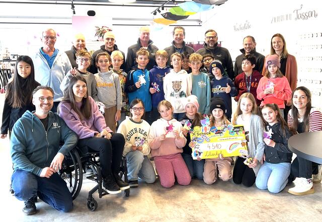 Richard Klemann, Tina Hötzendorfer, Herbert Wechselberger, VST-Mitglieder, Eva Prokopetz, Eva Leitner und SchülerInnen. | Foto: VST Kitzbühel