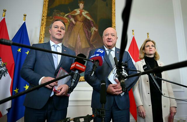 Vizekanzler Andreas Babler (SPÖ), Christian Stocker (ÖVP) und Außenministerin Beate Meinl-Reisinger (NEOS) im Rahmen des Pressefoyers nach einer Sitzung des Ministerrates am Mittwoch. | Foto: ROLAND SCHLAGER / APA / picturedesk.com