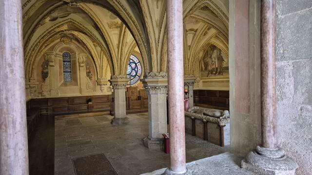 09.02.2025 Stift Heiligenkreuz Kapitelsaal. Die Glasfenster sind ein Blickfang.