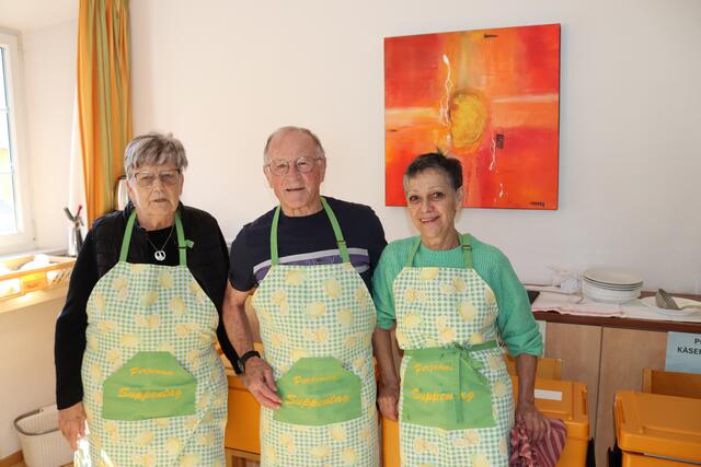 Die freiwilligen Helfer:innen in Perjen, von links: Roswitha Pircher, Hansjörg Schranz und Bernadette Dapoz.  | Foto: Elisabeth Zangerl 
