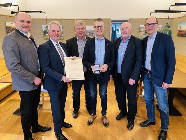 Christian Frank, Karl Wilfing, Klaus Kawecza/Bez.Stellenleiter WK Mistelbach, Unternehmer Harald Schiel, Werner Handle/WK Mistelbach und GGR Wilhelm Schreiber/Wirtschaftsbundobmann in Herrnbaumgarten. | Foto: LT-Direktion NÖ/Schultes