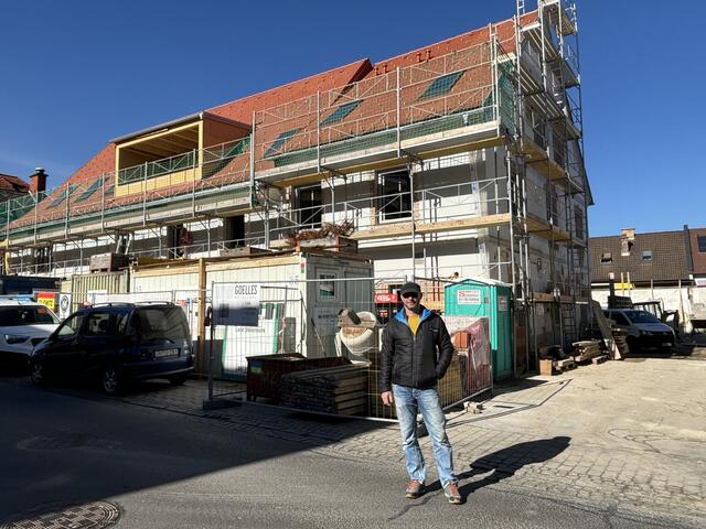 Peter Ully vor dem Gebäude in der Grazer Straße 14 in Krieglach. Im Herbst können hier die neuen Mieterinnen und Mieter einziehen.  | Foto: Koidl