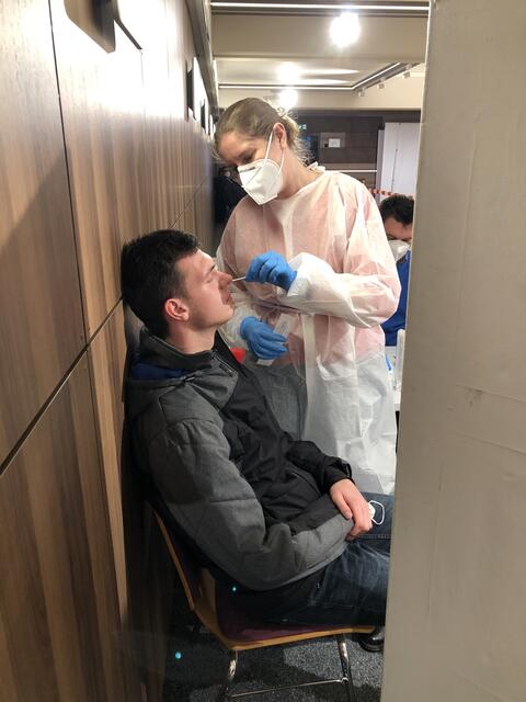 Der Corona-Schnelltest wird mittels Nasenabstrich abgenommen. | Foto: Alexandra Goll