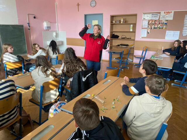 Den Auftakt zu „Gut Aiderbichl macht Schule“ bildete ein Besuch von Gisela Pschenitschnig, langjährige Mitarbeiterin und Botschafterin von Gut Aiderbichl. | Foto: Gut Aiderbichl