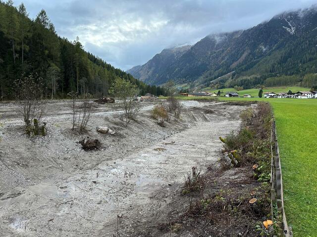 Noch laufen die Arbeiten: Künftig kann der Gschnitzbach sich wieder eigenständig zu einem verzweigten Fließgewässer entwickeln. | Foto: © IB Wasser &amp; Umwelt GmbH, Gerald Ringler
