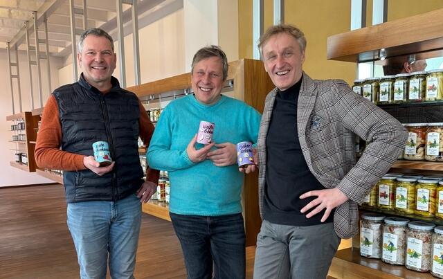 Über ein erfolgreiches Geschftsjahr freuen sich Gemüsebauer Raimund Artner, Geschäftsführer Stefan Schauer und Geschäftsführer Jürgen Hagenauer (von links). | Foto: Petra Simon