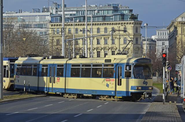 Vor 140 Jahren wurde die Konzession für jene Bahnstrecke erteilt, die heute in einer verlängerten Form die Badner Bahn darstellt.  | Foto:  Willfried Gredler-Oxenbauer / picturedesk.com