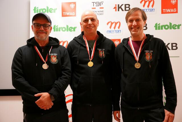 Die erfolgreichen Haller Luftpistolenschützen in der Wertung LP1 / Senioren 1 bei den Landesmeisterschaften für Luftpistole 2025 in Innsbruck

V.l.n.r.:
Wilfried Sailer / Rudolf Sailer / Sigmar Kahlen
(alle SG Hall) | Foto: Christian Kramer / TLSB