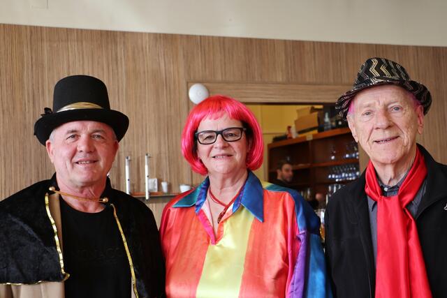 Bgm. Manfred Komericky (li) feierte mit den PVÖ-Obleuten Almuth Huderz-Thümel und Werner Grubholz den Faschingsausklang.  | Foto: Edith Ertl