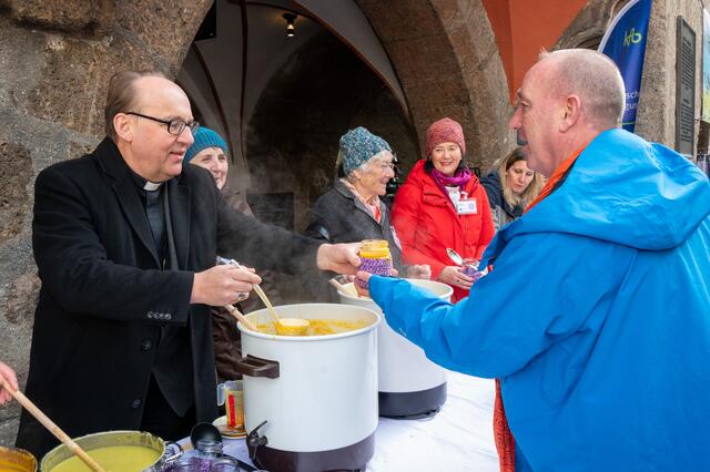 Fastensuppe und Aktion Familienfasttag – Mit dem Benefizsuppenessen am Innsbrucker Stadtturm unterstützt die Katholische Frauenbewegung Frauenprojekte in Kolumbien. | Foto: Sigl