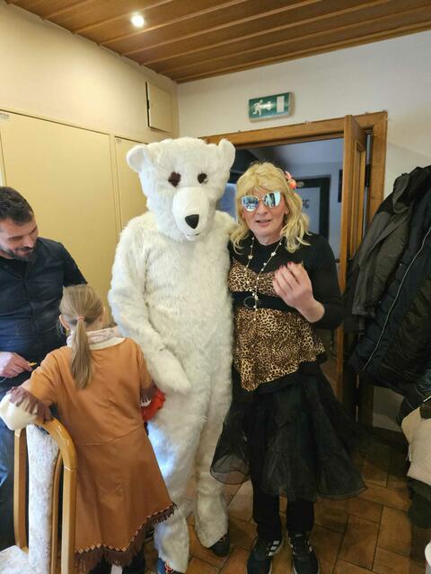 Auch zahlreiche erwachsene Gäste kamen maskiert. | Foto: Holzmann