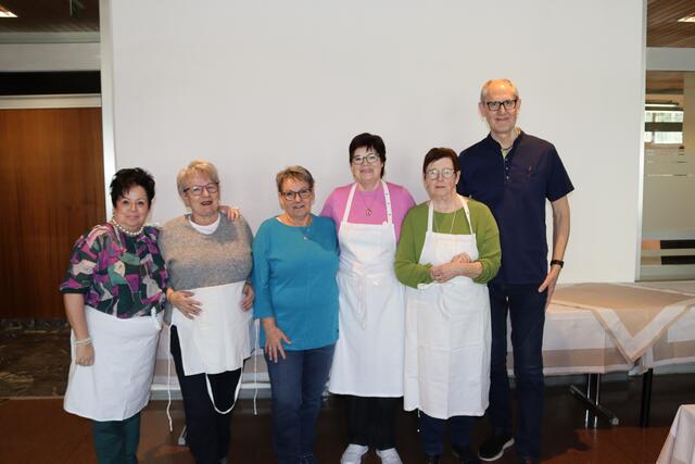Die freiwilligen Helferinnen aus Landeck: Roswitha Tollinger, Martha Mungenast, Helene Carpentari, Lisi Haas und Gertraud Krabichler mit dem Heim- und Pflegedienstleister Viktor Zolet.  | Foto: Elisabeth Zangerl 