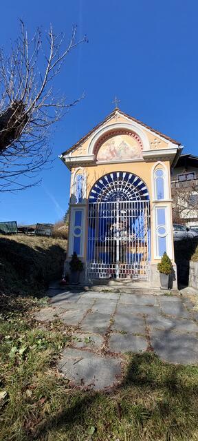 Kapelle im Ortsteil Oberdorf, dahinter der besagte Keller...