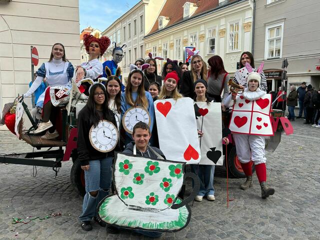 Alice im Wunderland: HLM HLW Krems
