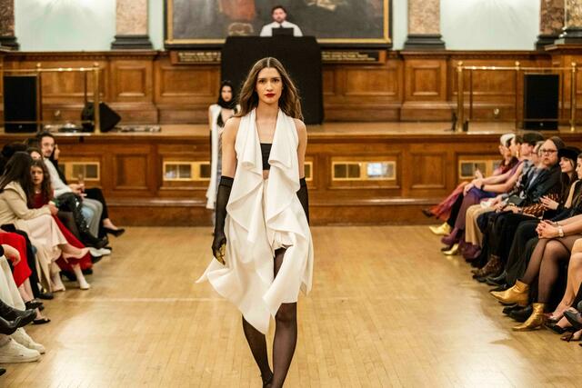 Sarah Leidl lief dieses mal bei den Fashionweeks in London und Mailand. Hier für "The Secret Princess" von Aniko Balazs. | Foto: Mihael Vuzem