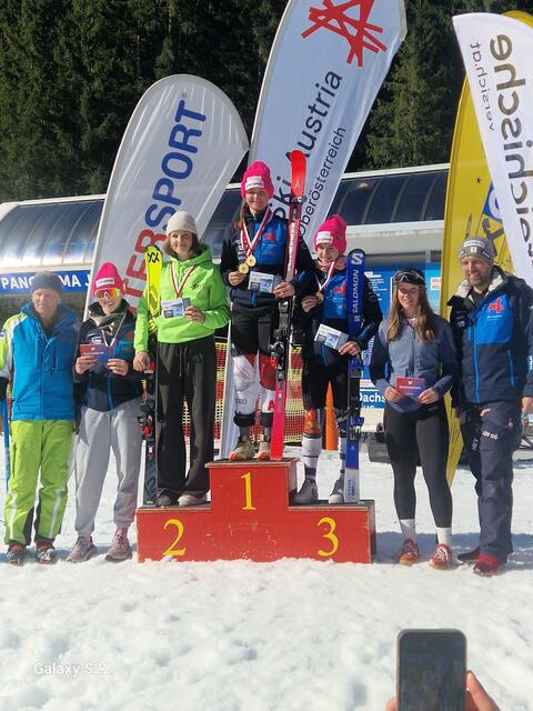 Neben Slalolm-Gold 3x Silber bei den LM in Gosau für Sophie Schartlmüller (am Stockerl Rang 2).   | Foto: Schartlmüller