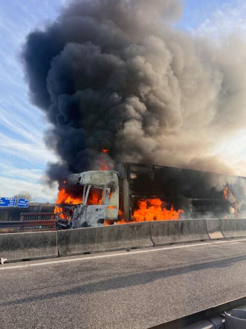 In letzter Sekunde schaffte es ein Lkw-Lenker, sein brennendes Fahrzeug bei Steinhaus zu verlassen, nachdem er es aus dem Tunnel ins Freie gelenkt hatte. | Foto: laumat.at