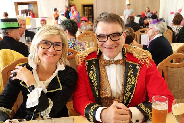 GR Sepp Zirkl hatte gut lachen. Am Samstag zuvor managte er als Zirkusdirektor mit seinem Team einen grandiosen Faschingsumzug in Kalsdorf. Beim PVÖ-Faschingsausklang war der Kulturchef ein gefragter Tänzer.  | Foto: Edith Ertl