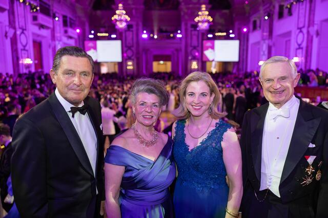 Der traditionelle Ball der Tanzschule Elmayer mit hochkarätigen Gästen: Infrastrukturminister Hanke, Christine Zach, Außenministerin Meinl-Reisinger und Gastgeber Thomas Schäfer-Elmayer. | Foto: René Brunhölzl/MeinBezirk