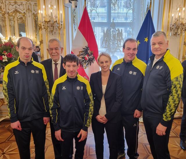 No Problem Sportler Raphael Berger, Thomas Fink, BP Alexander Van der Bellen, Staatssekretärin Michaela Schmidt, Paul Vogl und Günter Grill.
 | Foto: No Problem