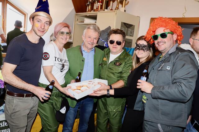 Das Team rund um LAbg. a. D. Hubert Lang (Mitte) überreichte die Krapfen an Günther Gaugl und Sabine Siegl. | Foto: Alfred Mayer 