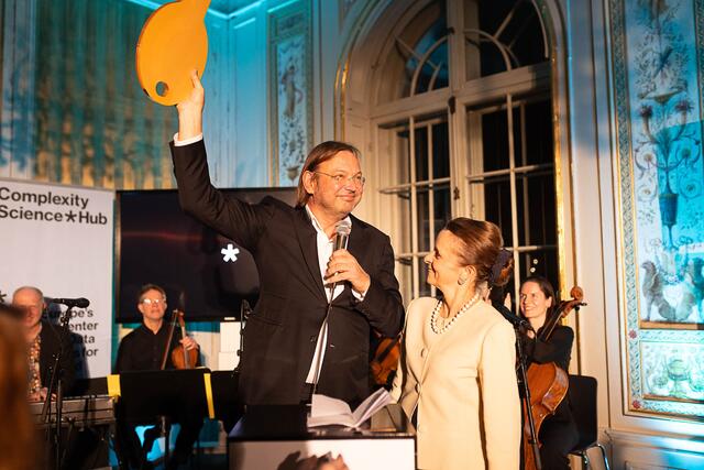 BIG-Geschäftsführerin Christine Dornaus übergab den Schlüssel an CSH-Präsident Stefan Thurner.  | Foto: studionext