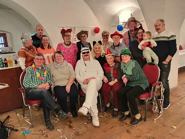 Foto von links nach rechts: 

Vorne: Wolfgang Schleinzer, Franziska Batek, Andreas Breitenfelder, HIlde Juricka, Erna Breit, Edith Thonner 

Hinten: Leopoldine Poindl, Erich DAvid, Sandra Dworak, Margarita Schoyswohl, Christa Simon, Ulrike Haslinger, Martina Blaha, Eduard Liebhart, Andrea Zuba, Walter Wanitschek  | Foto: Senioren Drosendorf