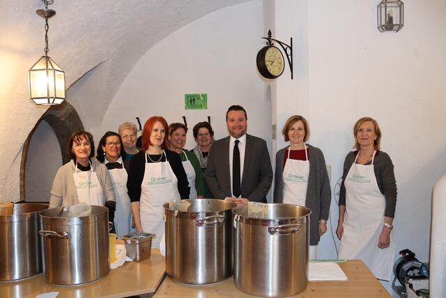 Die Helferinnen in Zams: Sieglinde Raggl, Silvia Winkler, Karin Reheis, Gertrud Fink, Brigitte Lechthaler, Hildegard Fritz, Bgm. Benedikt Lentsch, Verena Tilg und Edith Lami.  | Foto: Elisabeth Zangerl 