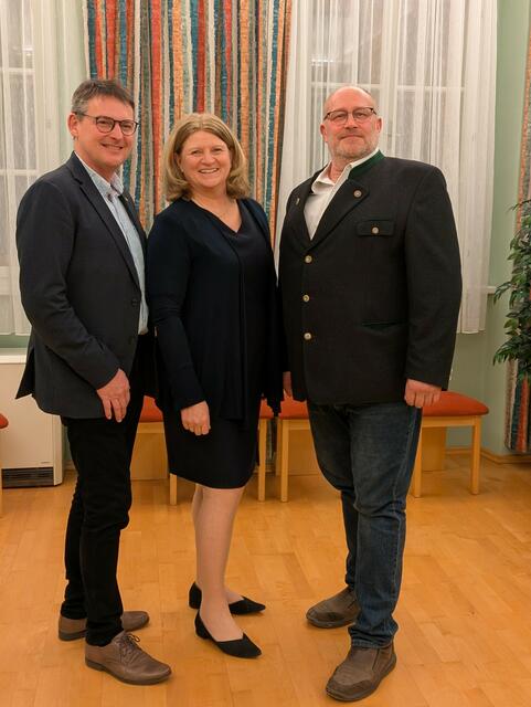 Landtagsabgeordneter Ing. Franz Linsbauer gratulierte den Wiedergewählten: Bürgermeisterin Karin Gutmann und Vizebürgermeister Ing. Alfred Reinagl. | Foto: Gemeinde Geras