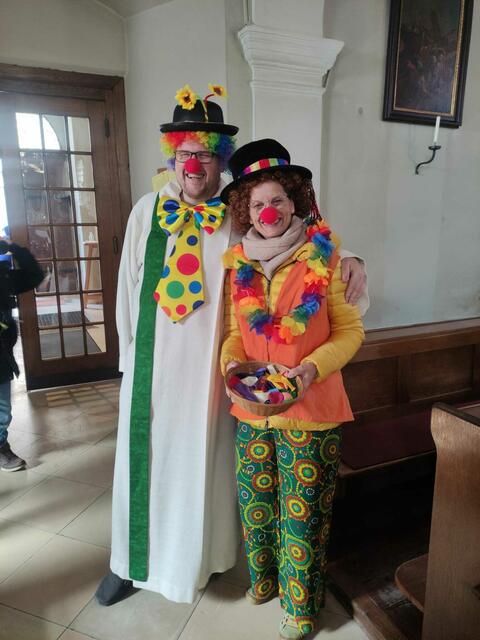 Pfarrvikar P. Clemens Hainzl OSB betonte, dass während des Faschingsgottesdienstes eine lebendige Gemeinschaft von Jung und Alt spürbar war. | Foto: Pfarrvikar P. Clemens Hainzl OSB