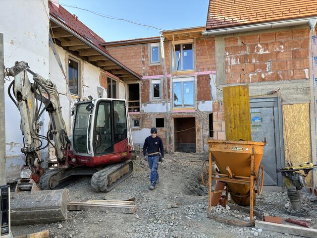 Im Innenhof des Gebäudekomplexes bleibt kein Stein auf dem anderen.  | Foto: Koidl