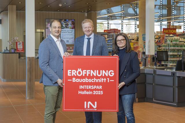 Gemeinsam eröffneten INTERSPAR-Geschäftsleiterin Petra Resch (r.), INTERSPAR-Regionaldirektor für Salzburg und Tirol Stefan Hofer (m.) und INTERSPAR Österreich-Geschäftsführer Mag. Johannes Holzleitner (l.) den ersten Teil des neuen INTERSPAR-Hypermarkts Hallein. | Foto: INTERSPAR