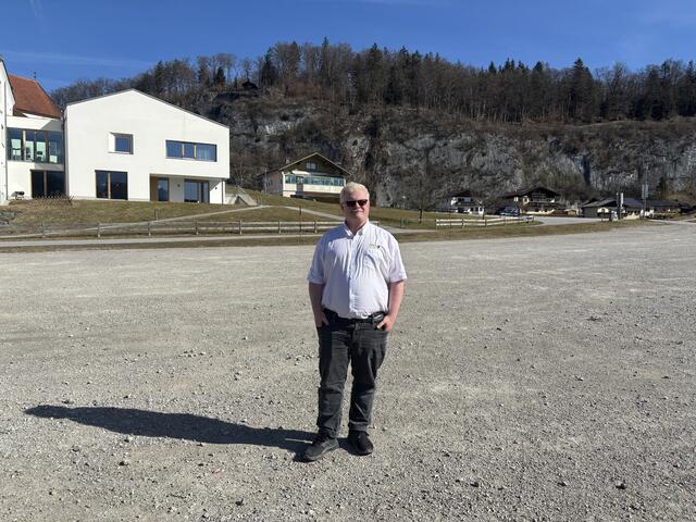 Der Buslenker Jan kümmert sich auch um administrative Angelegenheiten.  | Foto: Fabienne Gruber