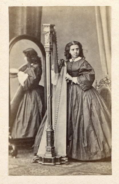 Marie Mösner (1828–1884) war eine in ganz Europa berühmte Harfenspielerin, die als „Kammervirtuosin“ ausgezeichnet wurde. Ihre Konzertlaufbahn endete mit ihrer Heirat. Im Bild: Marie Gräfin Spaur (1838-1884), geb. Mösner, Harfenistin im Porträt | Foto: Salzburg Museum, Inv.-Nr. Foto 17760