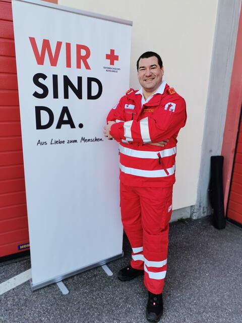 Stefan Hager (41) aus Taufkirchen an der Pram ist seit über 20 Jahren mit vollem Einsatz fürs Rote Kreuz tätig. Für dieses ehrenamtliche Engagement ist er für den Preis "Florian 2025" nominiert. | Foto: Hager