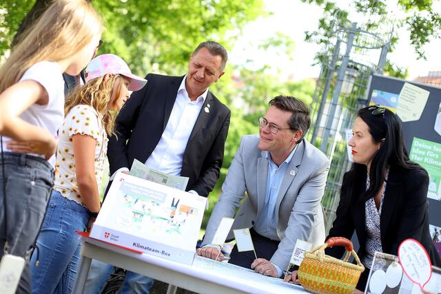 BV Thomas Steinhart (v. l.), Klimastadtrat Jürgen Czernohorszky, BV-Stellvertreterin Ramona Miletic (alle SPÖ) bei der Klimawerkstatt anlässlich der Klimateams. | Foto: PID/Votava