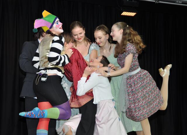 Wie es sich für ein Märchen gehört: Die Schönen des Königreichs wollen alle den Prinzen heiraten. | Foto: BG/BRG Perchtoldsdorf