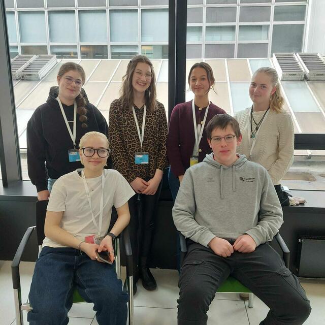 hinten von links: Vanessa Bair, Lorena Dikany, Sarah Märzinger und Sandra Kögl
vorne von links: Florentina Pernsteiner und Daniel Müller