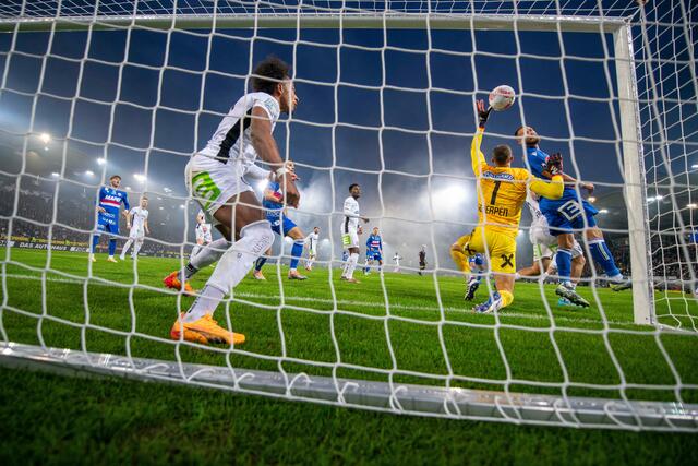 Auf dem Platz kämpfen der GAK und der SK Sturm um jeden Zentimeter, auch wenn es um die Körpergröße der Spieler geht.  | Foto: GEPA