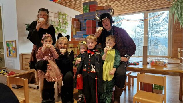 Bürgermeister Robert Feldmann und Vizebürgermeisterin Hilde Juricka beim Krapfenessen im Drosendorfer Kindergarten. | Foto: Gemeinde Drosendorf