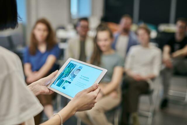 Einige der Workshops sollen die digitalen Kompetenzen der Bevölkerung verbessern.   | Foto: Fauxels/Pexels