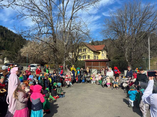 Der krönende Abschluss der Faschingszeit war der gemeinsame Umzug aller Bimbulli-Gruppen durch Liebenfels. | Foto: Bimbulli GmbH