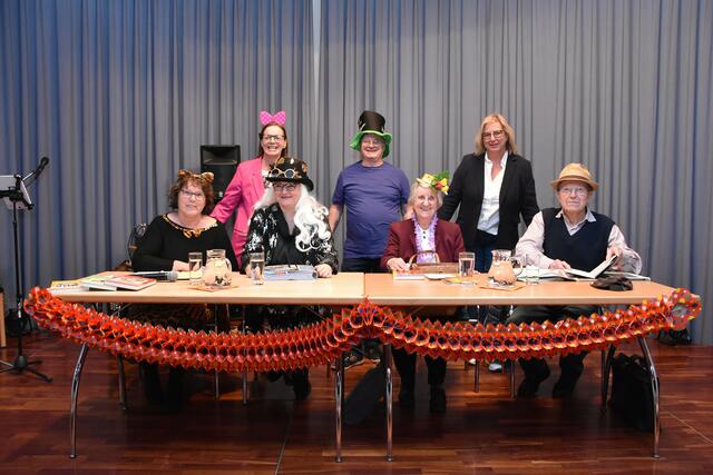 Vroni Kiemayer, Alexandra Karner (Leitung Stadtbücherei), Silvia Brandstetter, Hannes Steinlesberger, Rosi Atschreiter, Kulturgemeinderätin Claudia Weinbrenner und Willi Leimer. | Foto: Stadt Amstetten
